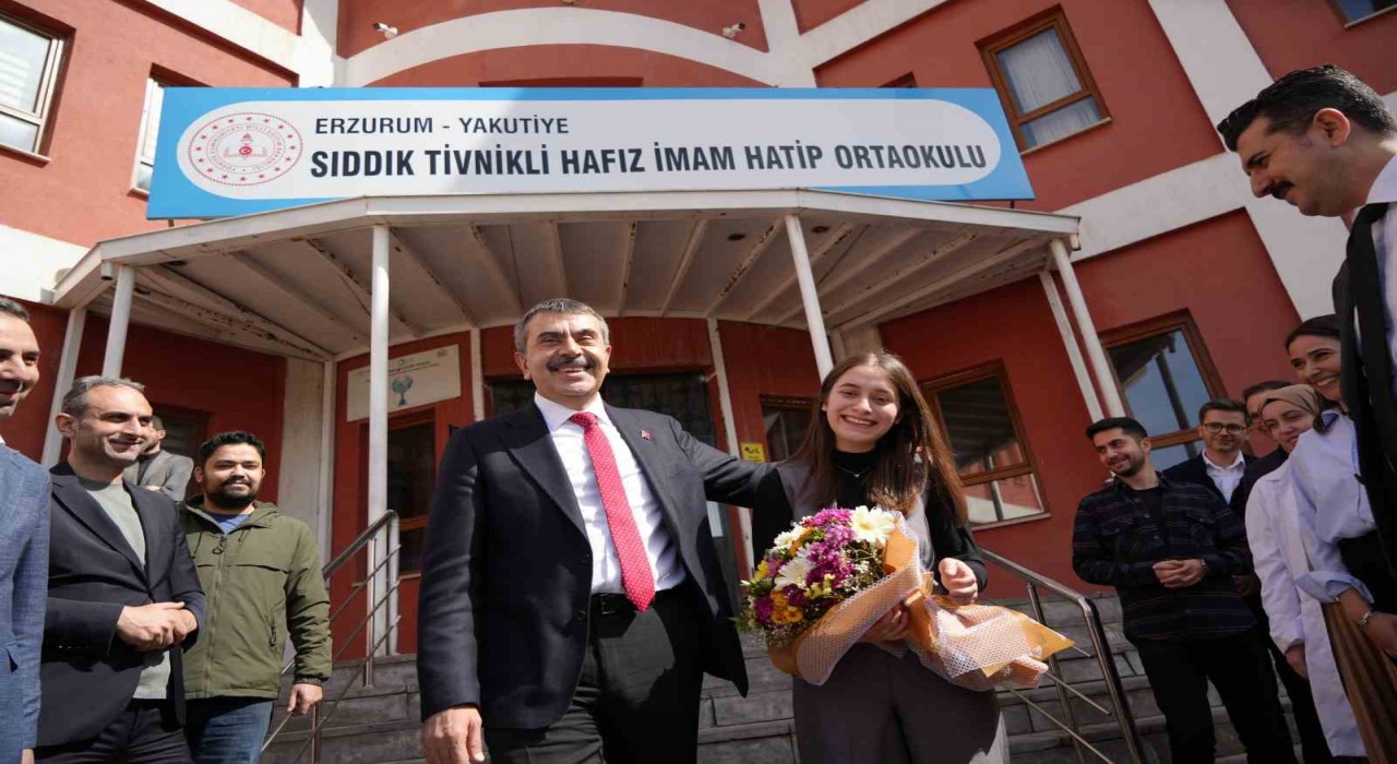 Milli Eğitim Bakanı Tekinden matematik öğretmenine sürpriz doğum günü kutlaması