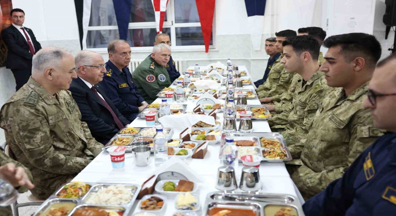 Milli Savunma Bakanı Güler, Çanakkalede Amfibi Kolordu Komutanlığında görevli askerlerle iftar yaptı