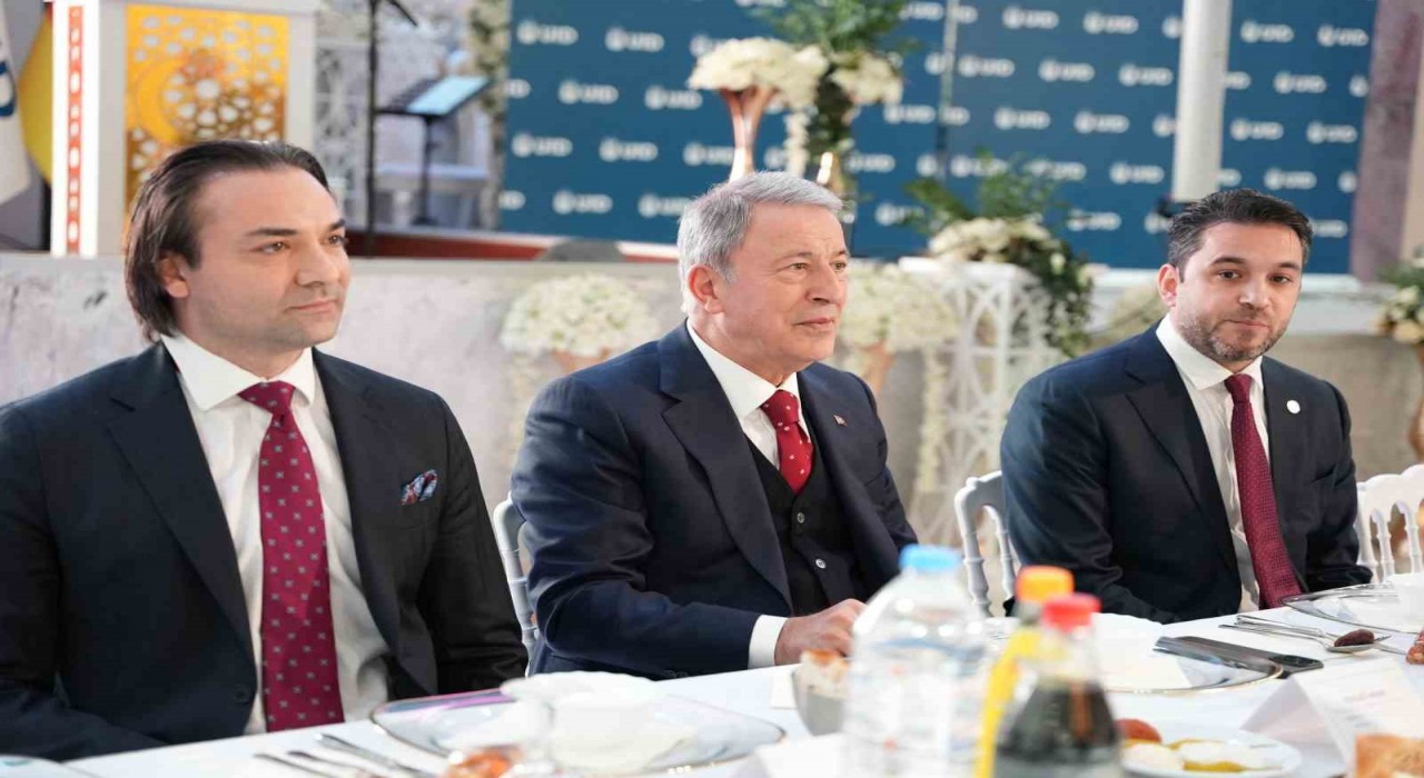 Milli Savunma Komisyonu Başkanı Akar, Kölnde iftar programına katıldı