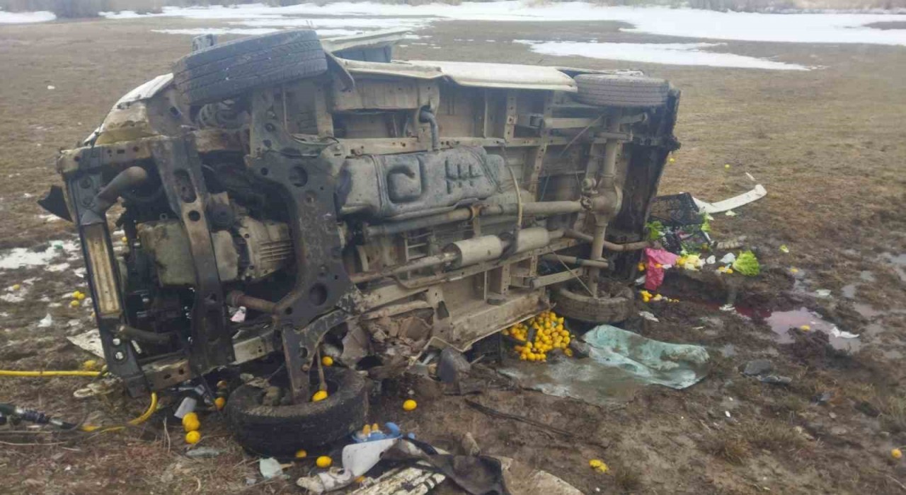 Minibüs şarampole devrildi; 2 yaralı