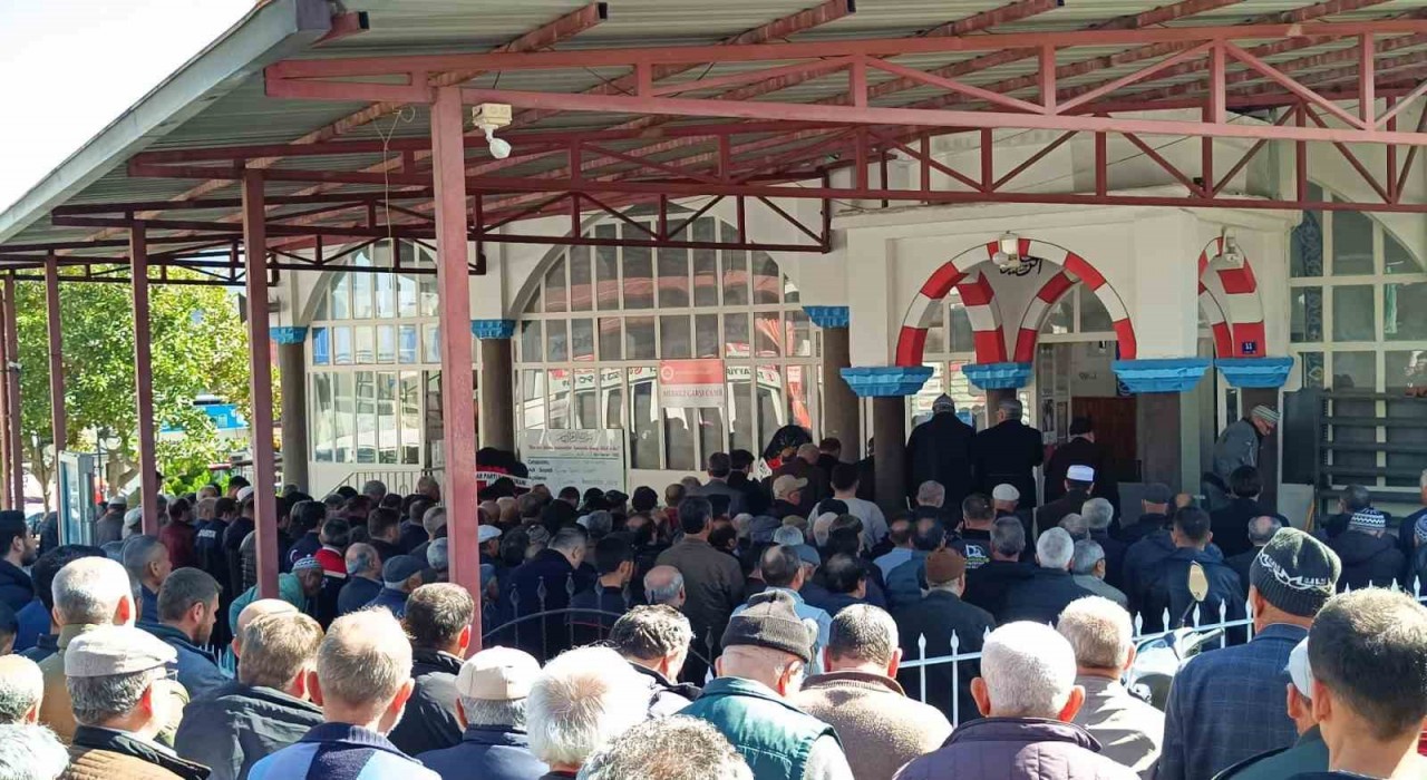 Minik Çınar Berk, dualarla son yolculuğuna uğurlandı