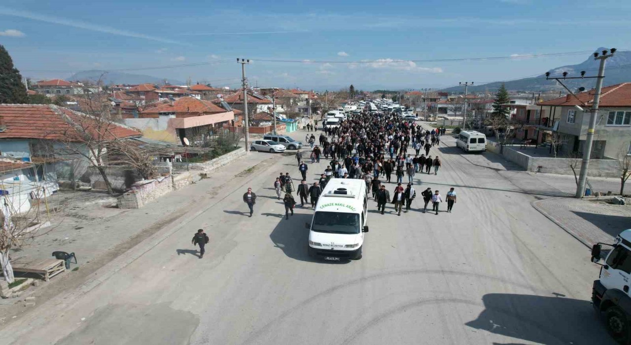 Minik Nazlıyı son yolculuğuna tüm mahalleli birlikte uğurladı