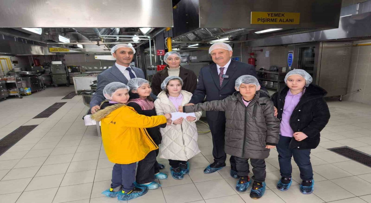 Minik öğrenciler harçlıklarını ihtiyaç sahipleri için bağışladı