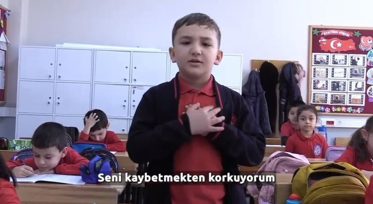 Minik öğrencilerden anlamlı mesaj Beni bırakma, sigarayı bırak