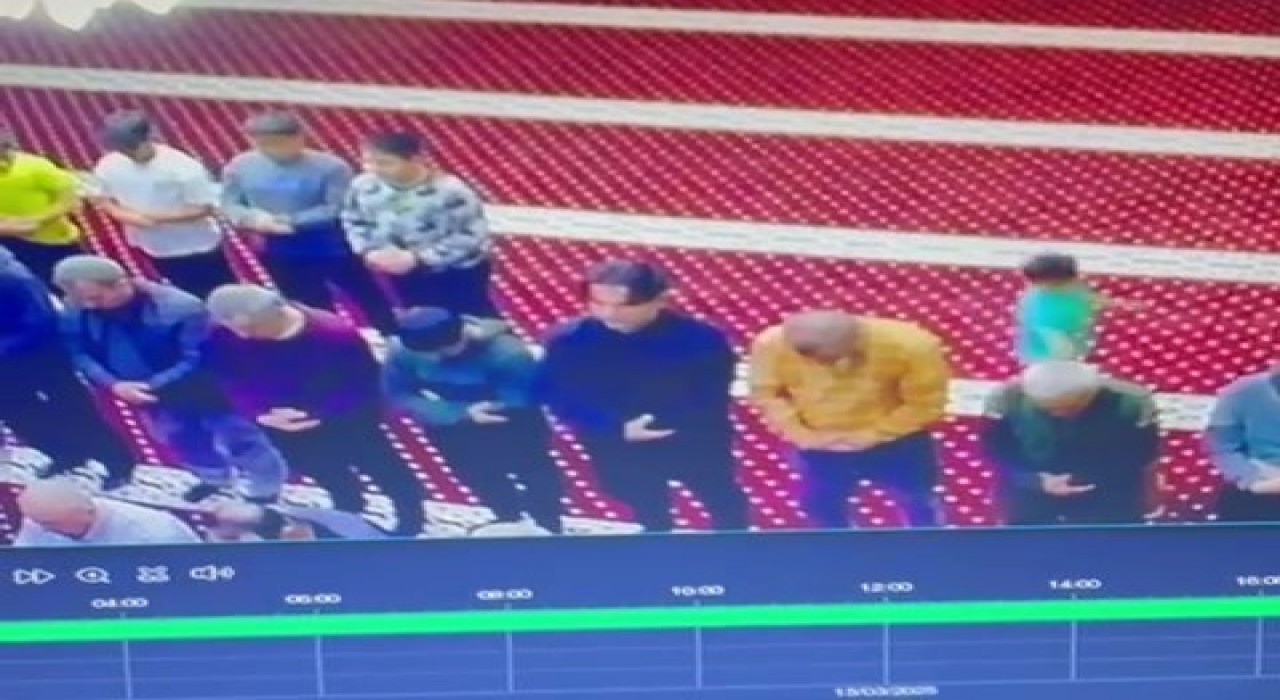 Minik yaramaz namaz kılan yaşlı adamı yere düşürdü