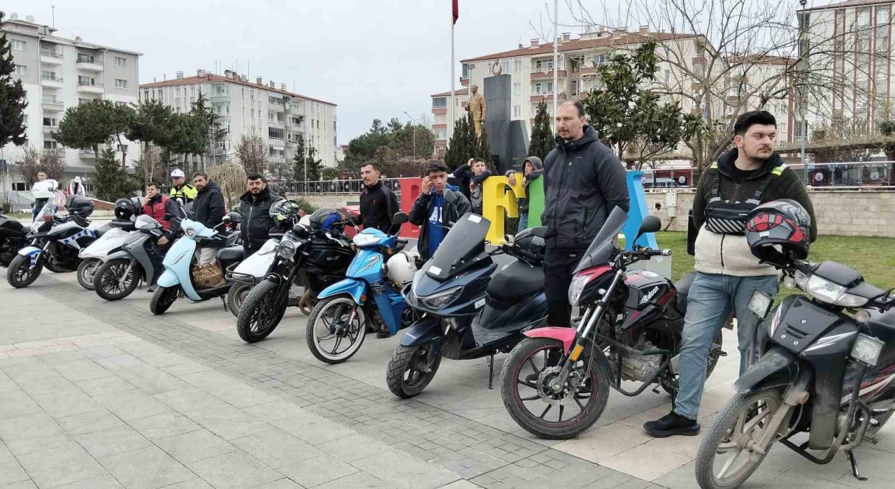 Motosiklet sürücülerine güvenli sürüş eğitimi