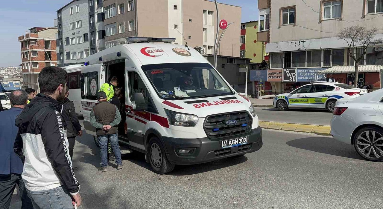 Motosiklet sürücüsü yayaya çarptı