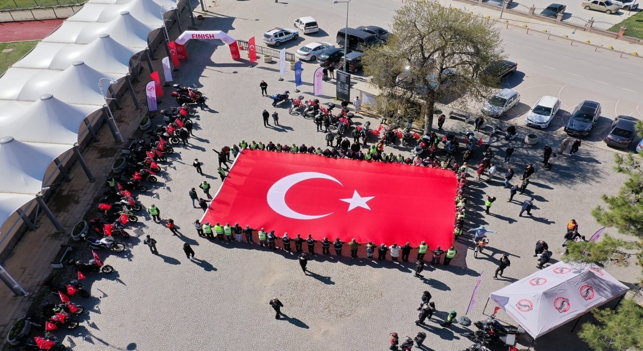 Motosikletçiler Ertuğrul Gazi Türbesinden aldıkları toprağı Çanakkaleye götürmek üzere yola çıktı