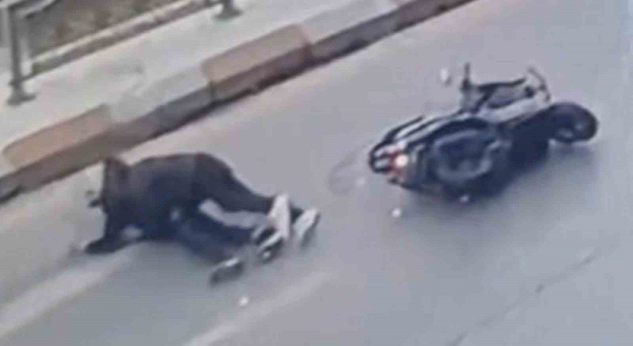 Motosikletteki 2 kişi metrelerce sürüklendi