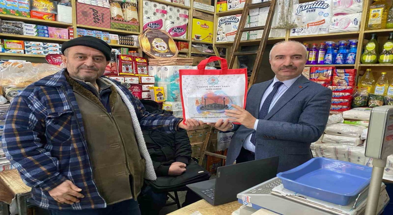 Müftü Sebahattin Turandan esnafa Kuran-ı Kerim hediyesi