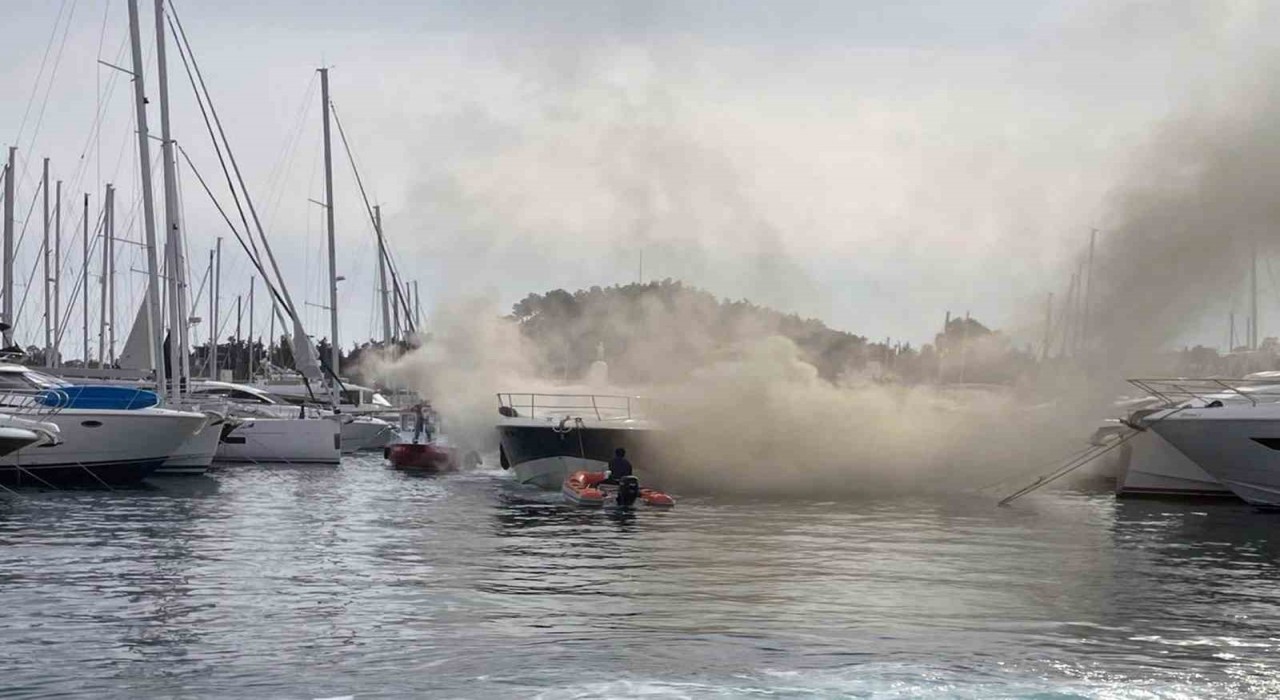 Muğla Büyükşehir Acil Müdahale Teknesinden yat yangınına hızlı müdahale