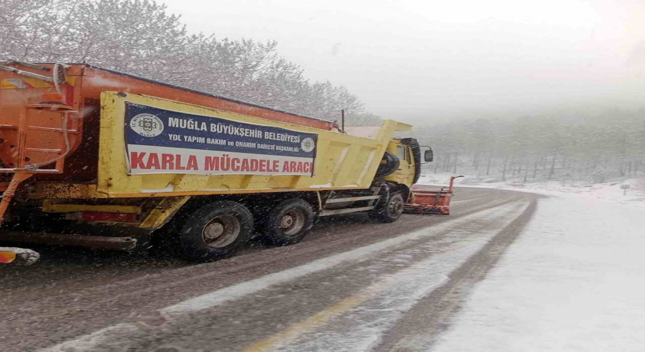 Muğla Büyükşehir ekiplerinden kar mücadelesi