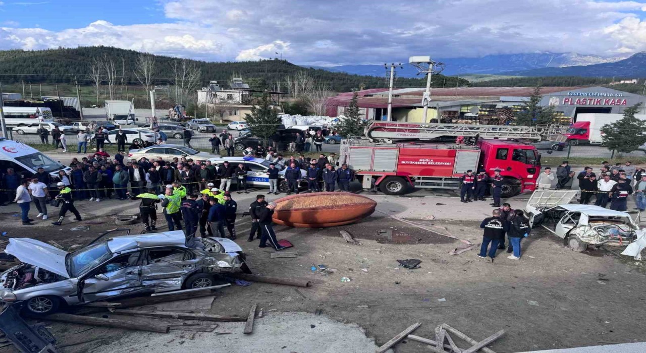 Muğlada araç önce direğe, sonra duran otomobile çarptı: 4 ölü, 2 ağır yaralı