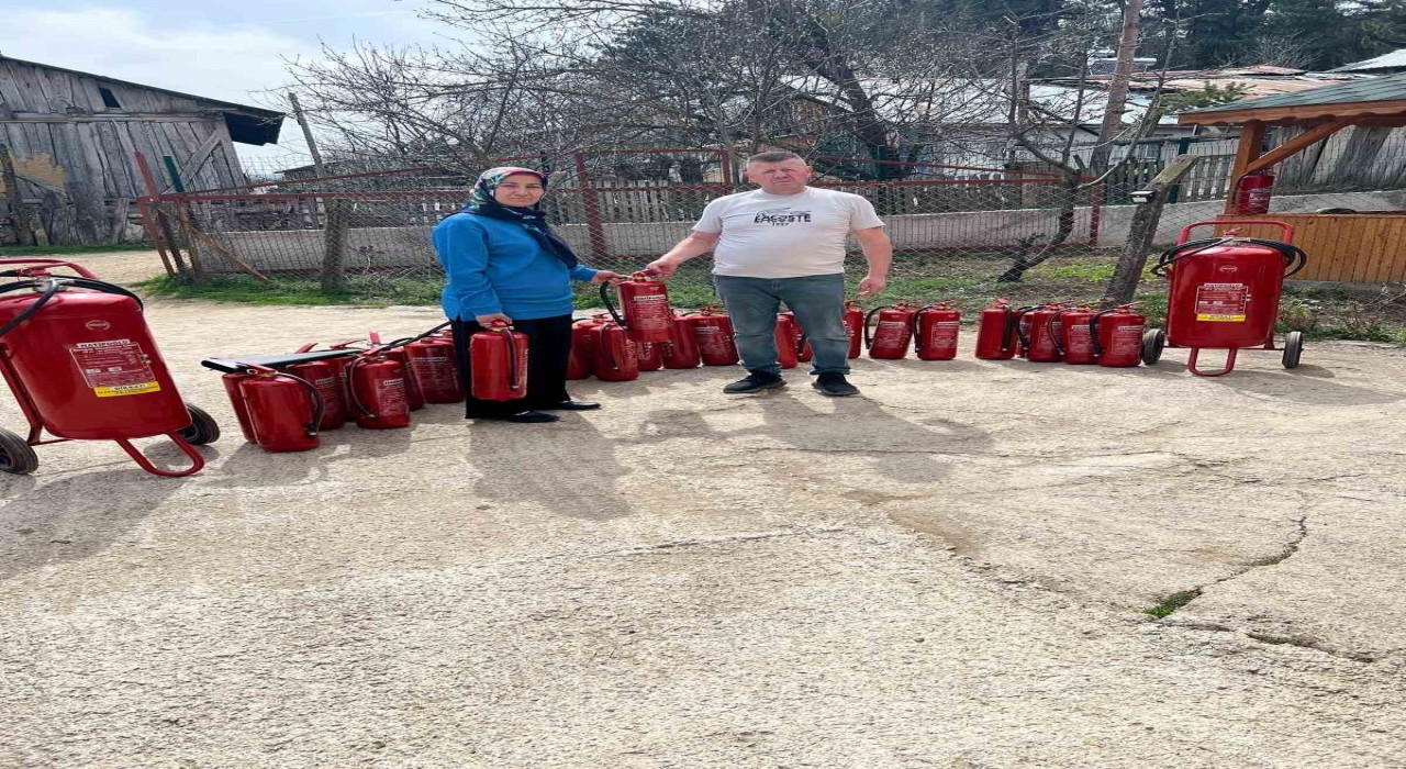 Muhtar, köylülere yangın tüpü dağıttı
