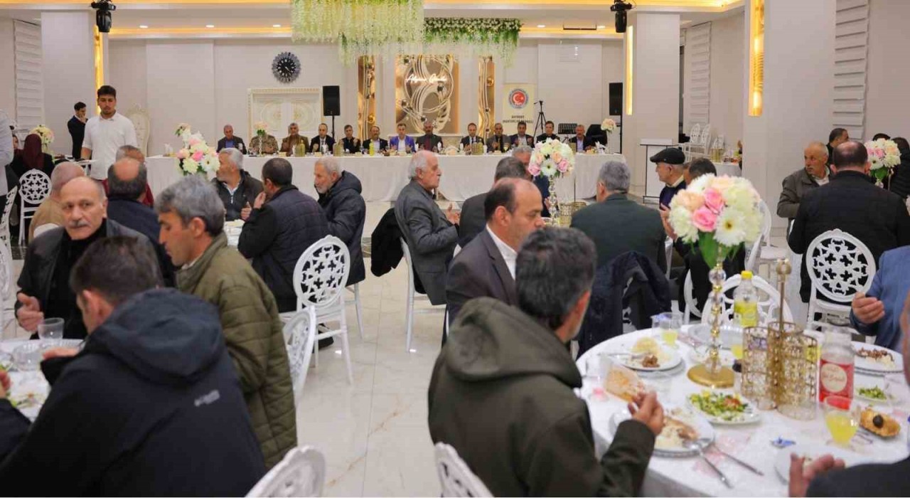 Muhtarlarla iftarda bir araya gelindi