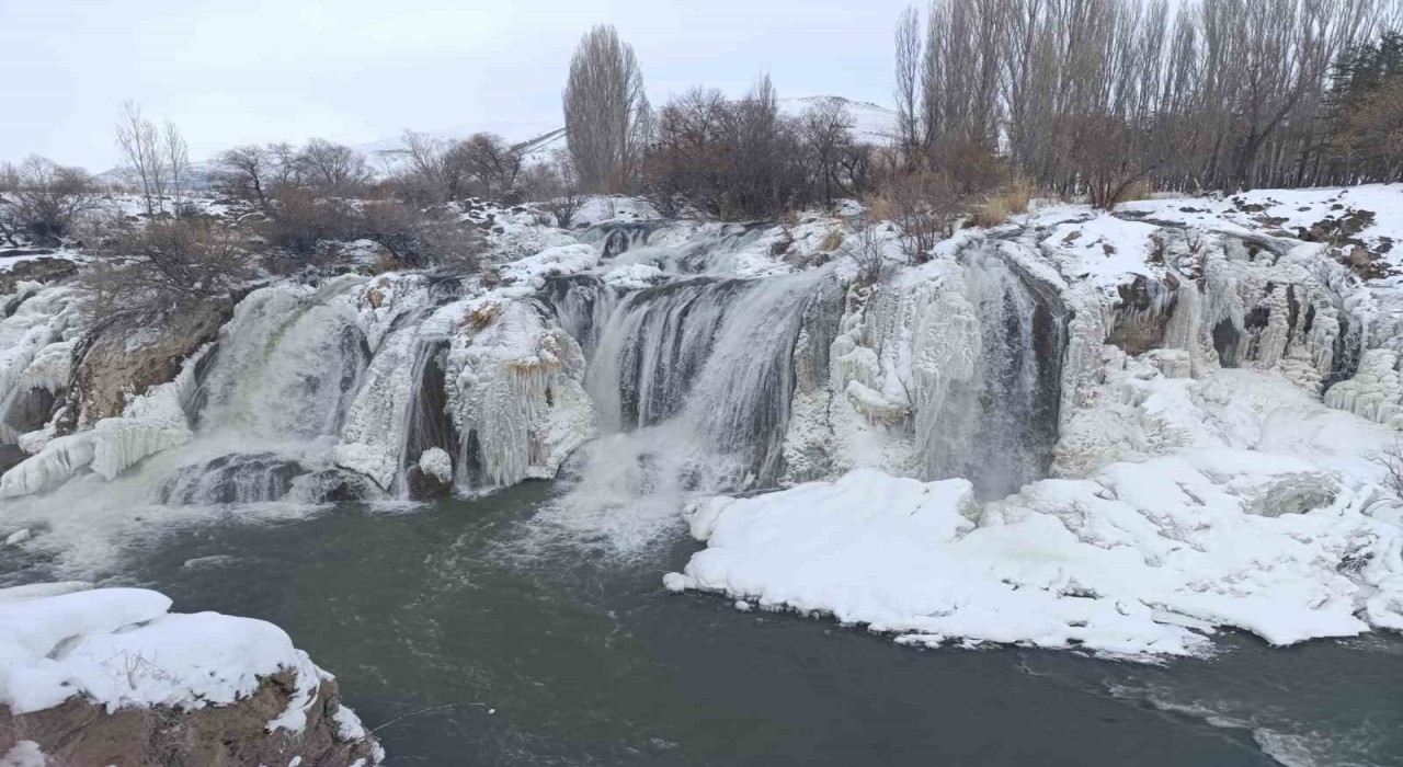 Muradiye Şelalesi beyaz gelinliğini giydi