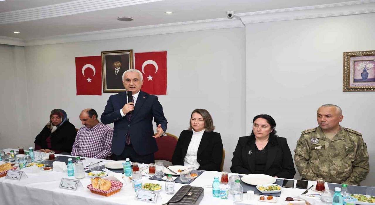 Muş Valisi Çakır, şehit aileleri ve gazilerle iftar sofrasında buluştu
