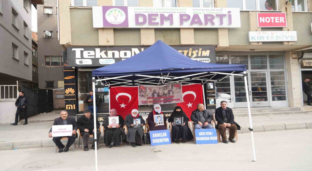 Muşta annelerin evlat nöbeti devam ediyor