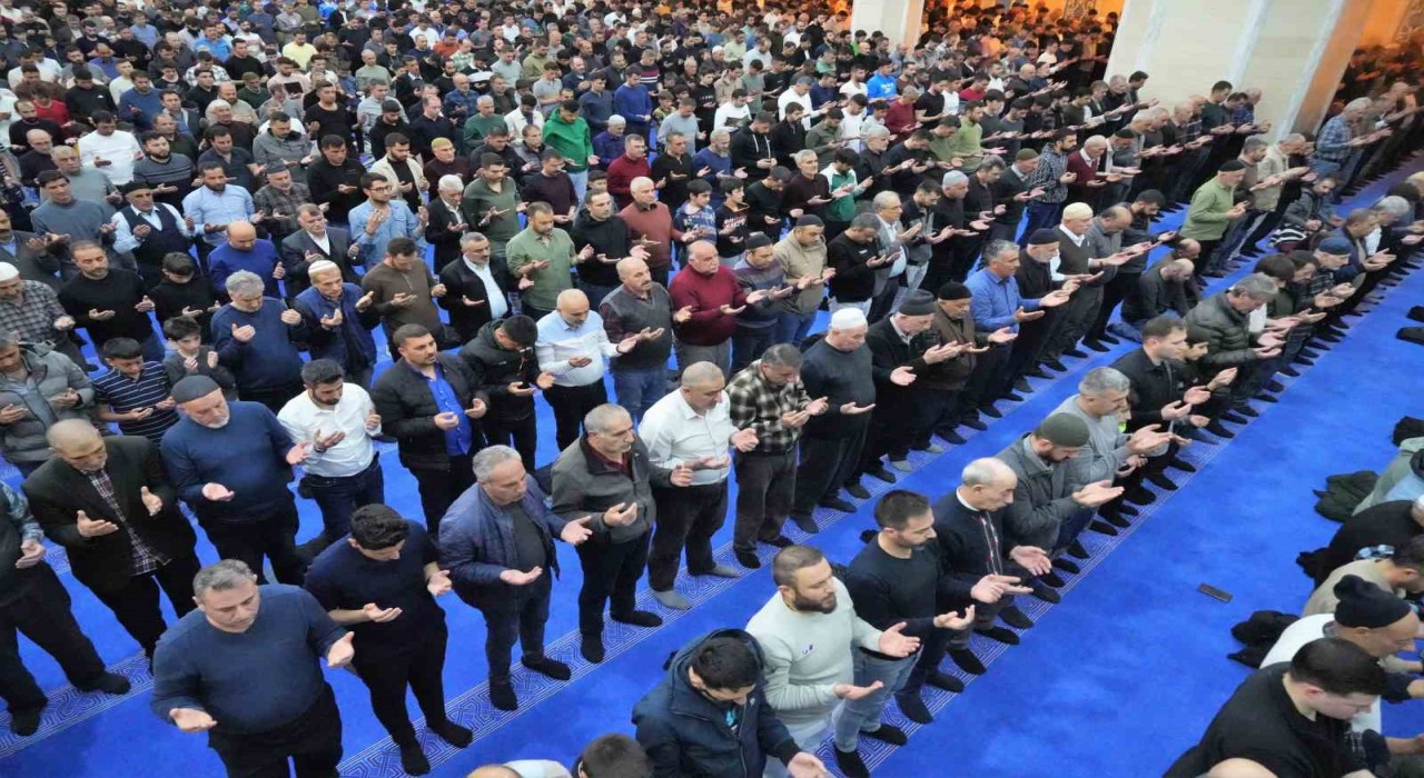 Muşta Kadir Gecesi dualarla idrak edildi