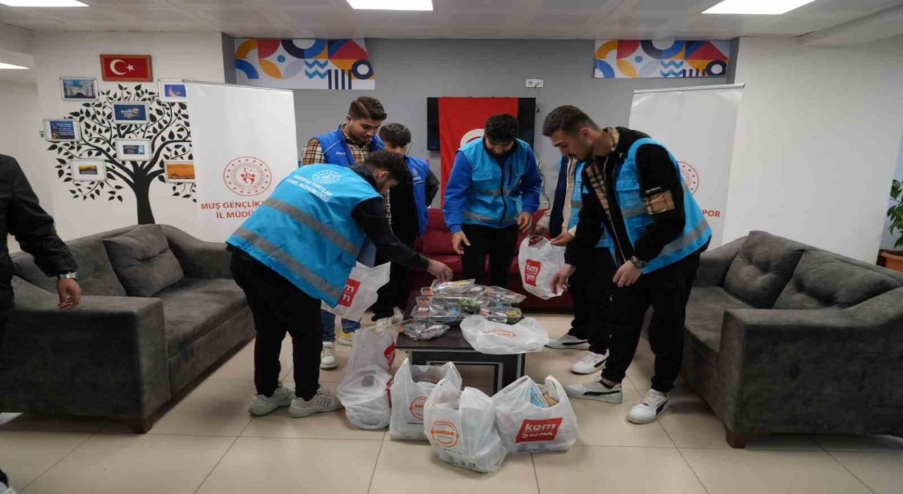 Muşta öğrenciler sürücülere iftariyelik dağıttı