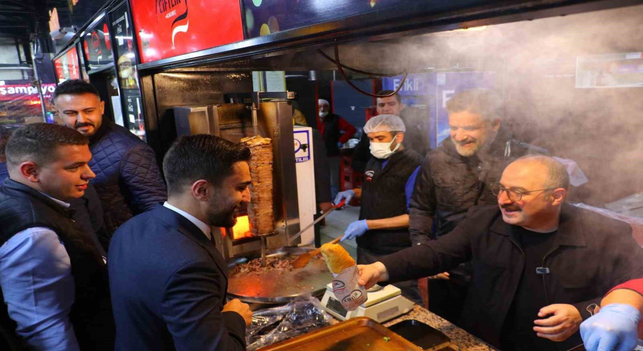 Mustafa Varank, Ankarada gençlerle kokoreççide sahur yaptı
