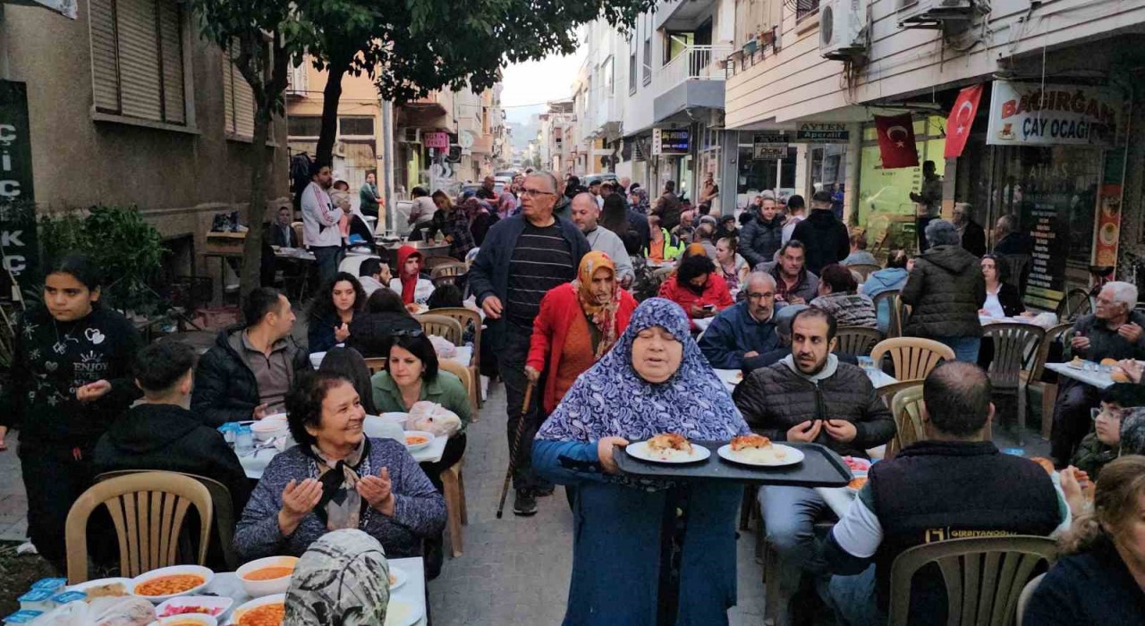 Nazillide Kuaförler Sokağı sakinleri iftarda buluştu