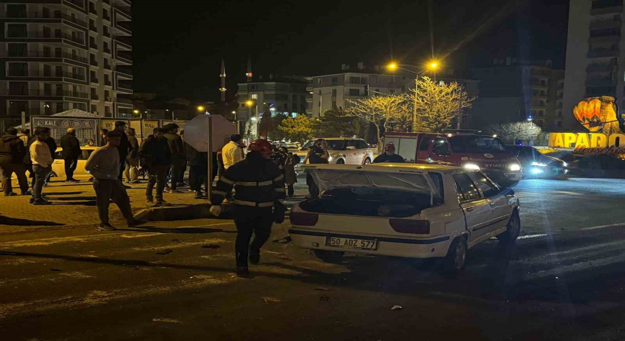 Nevşehirde iki otomobil çarpıştı: 4 yaralı