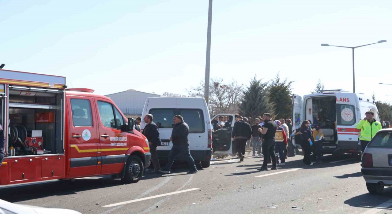 Nevşehir’de Minibüs ile Tır Çarpıştı: 1 Ölü, 1 Yaralı
