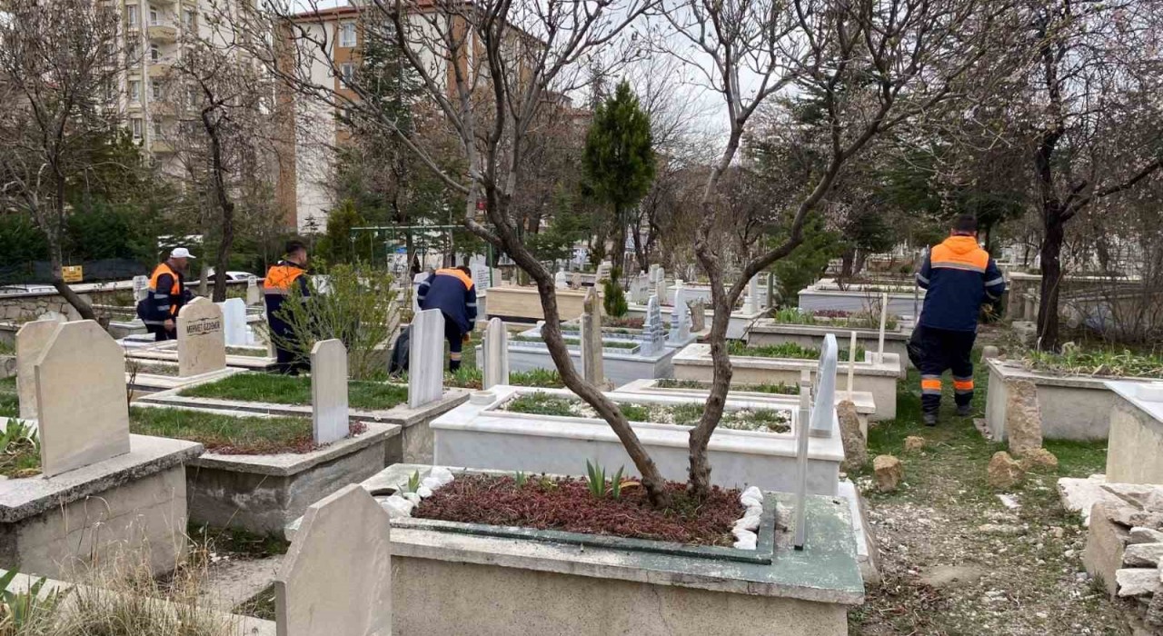 Niğde Belediyesinden mezarlıklarda bayram temizliği