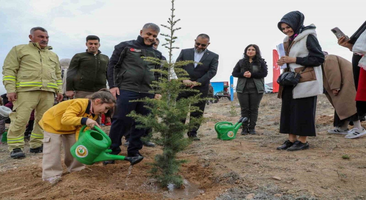 Niğdede bin fidan toprakla buluşturuldu
