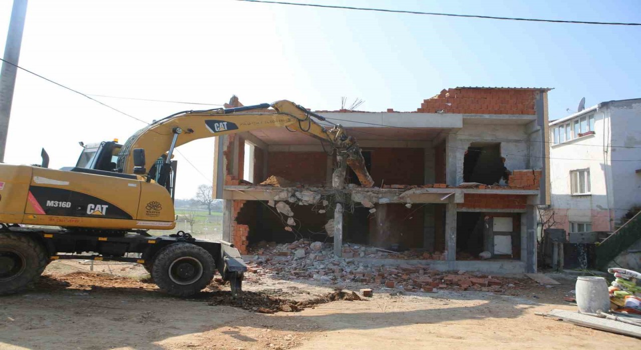 Nilüferde 2 katlı kaçak bina yıkıldı