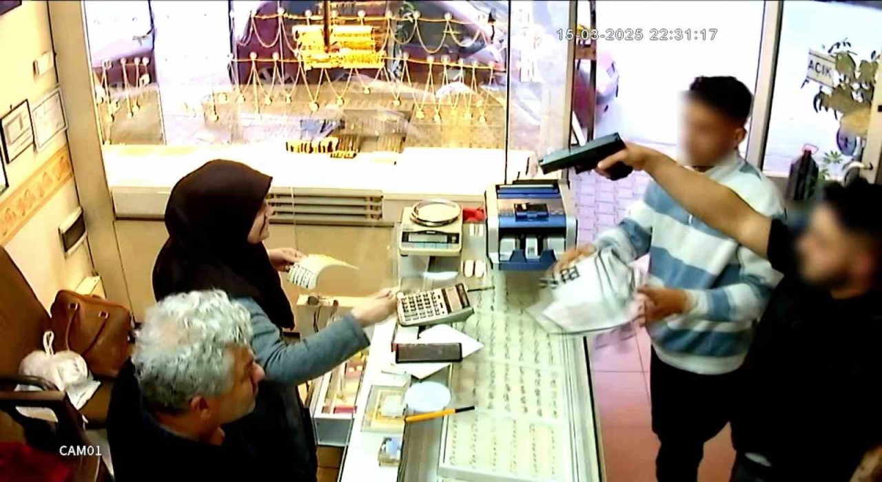 O anlar kamerada: Silahla kuyumcu soymak istediler, korkup kaçtılar