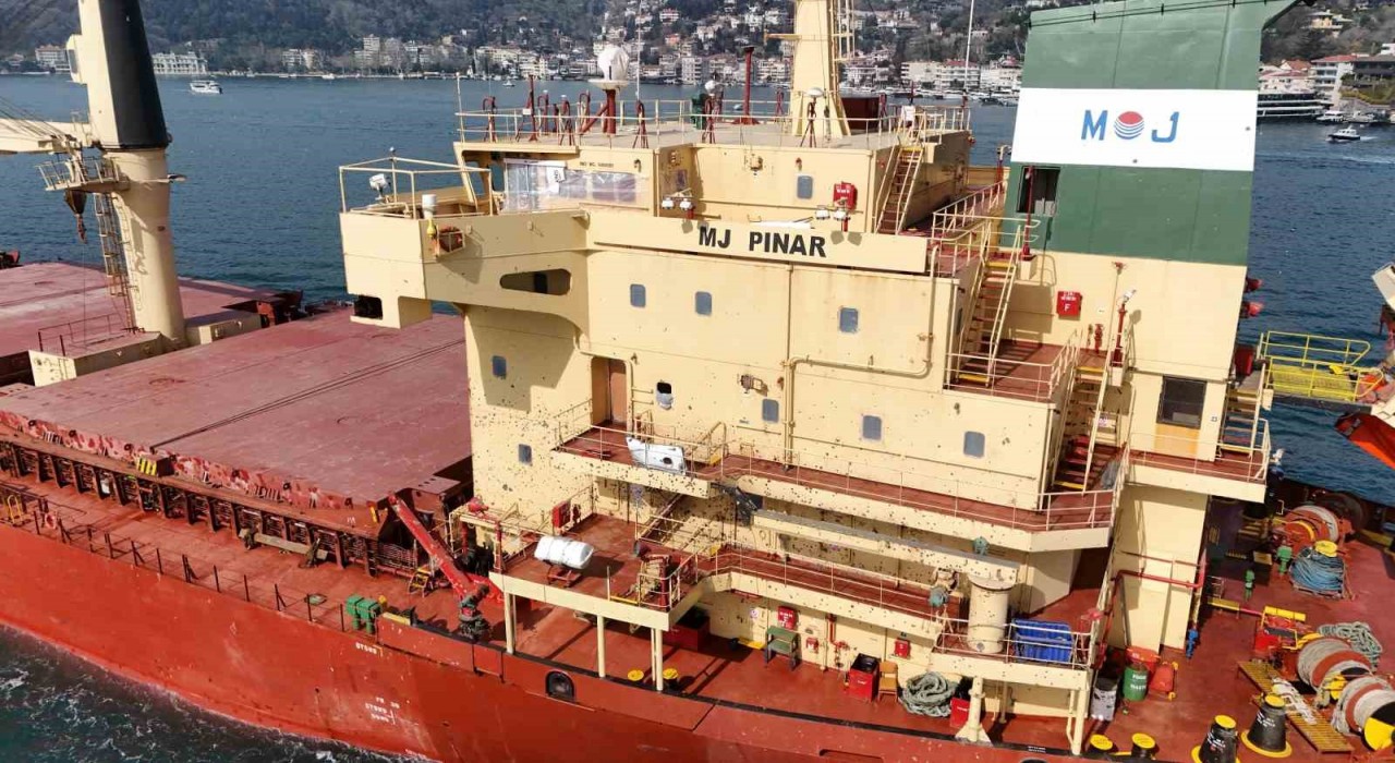 Odessada saldırıya uğrayan yük gemisi İstanbul Boğazından geçti