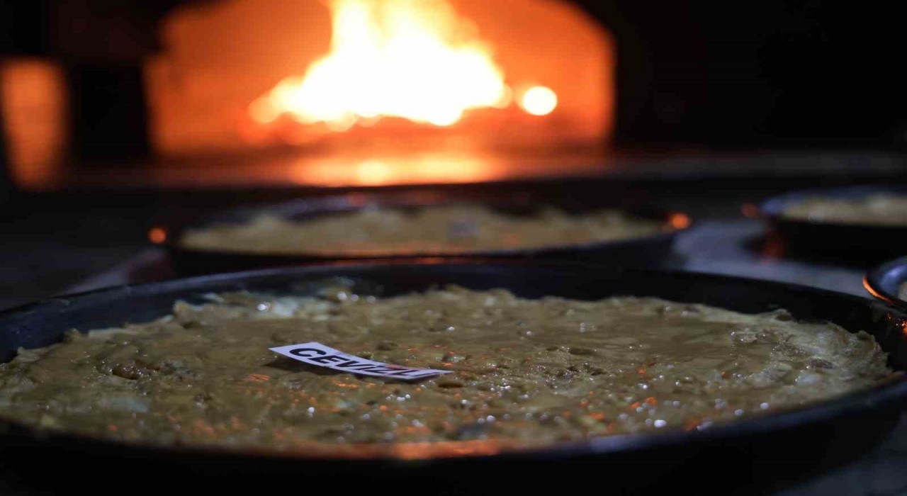 Odun ateşinde pişirilen iftar ve sahur sofralarının vazgeçilmezi: ‘Tahinli pide