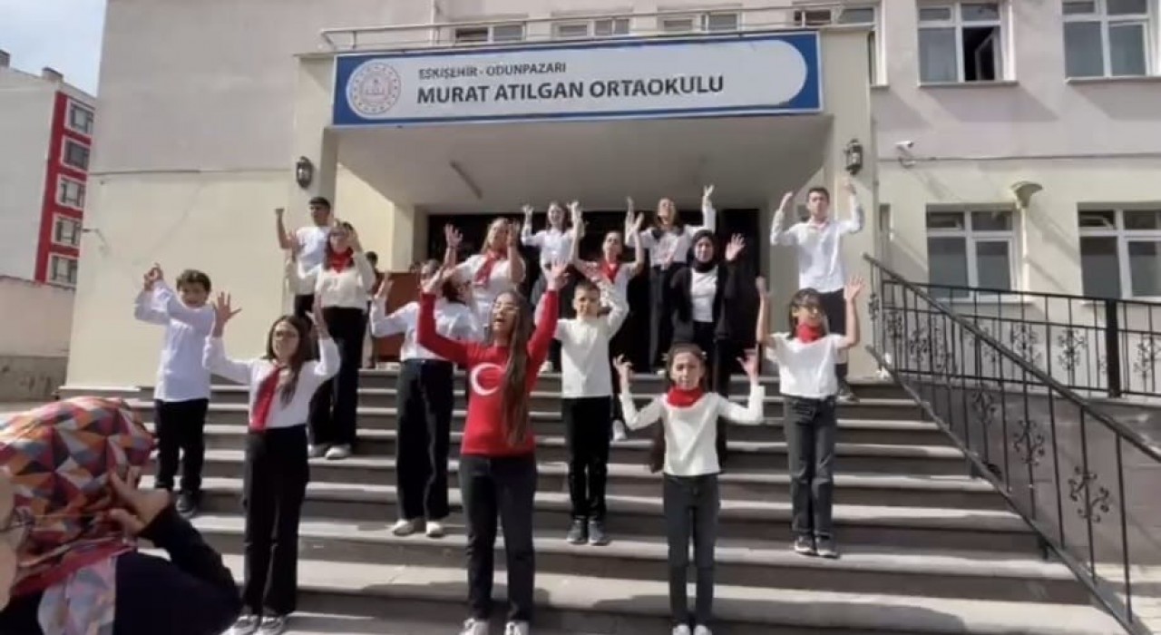 Öğrenciler İstiklal Marşını işaret diliyle okudu