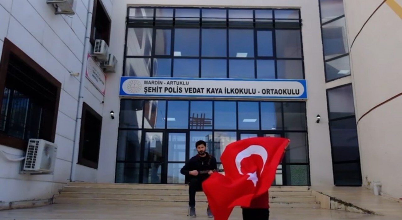 Öğrenciler Mardinin tarihi yerlerinde Çanakkale türküsünü seslendirdi