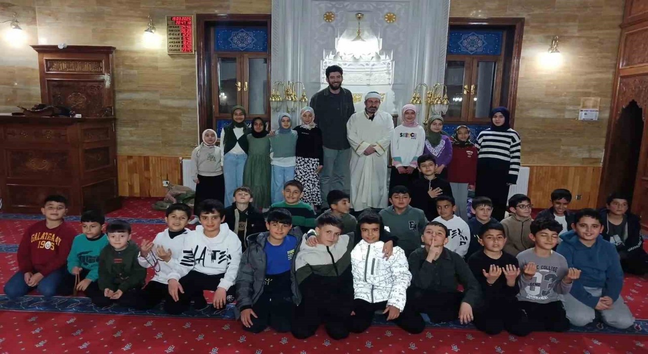 Öğrenciler Ramazanın maneviyatını teravih buluşmasında yaşadı