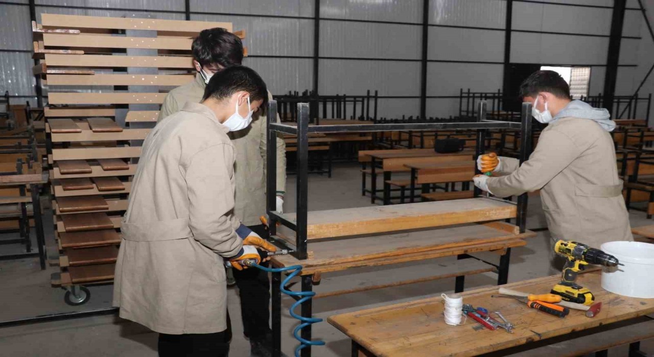 Öğrenciler, yeniliyor sıralar okullara dönüyor