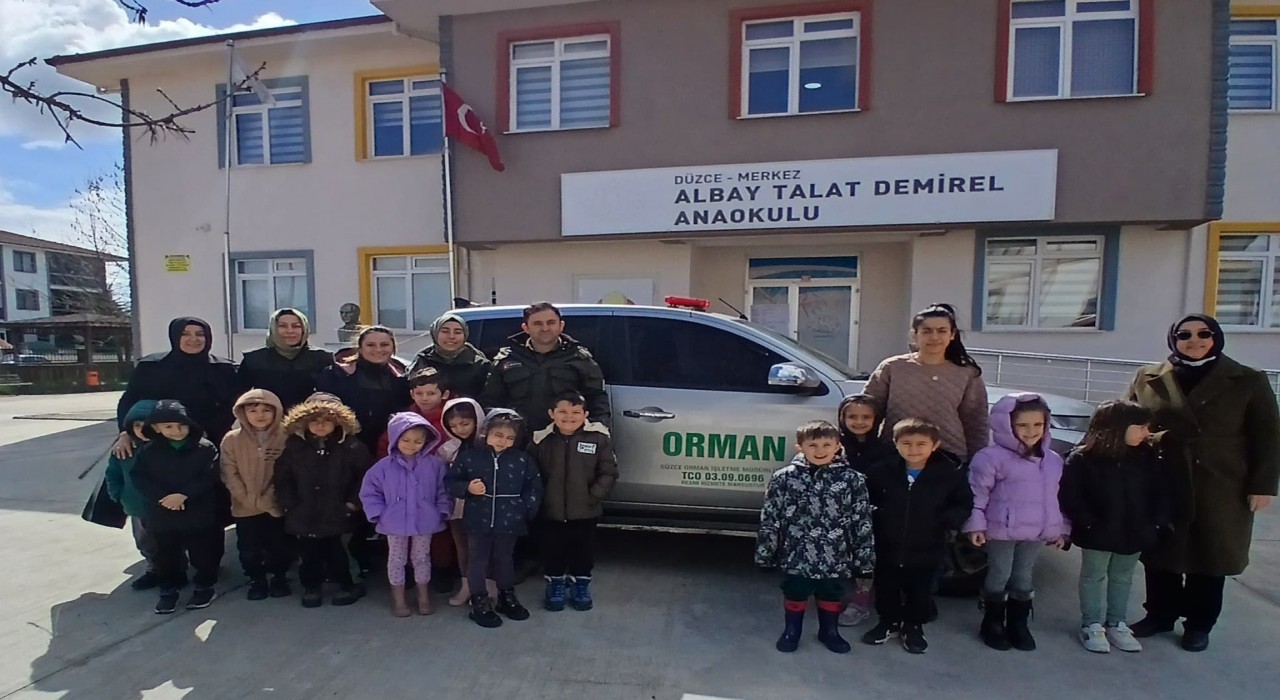 Öğrencilerle birlikte fidan diktiler