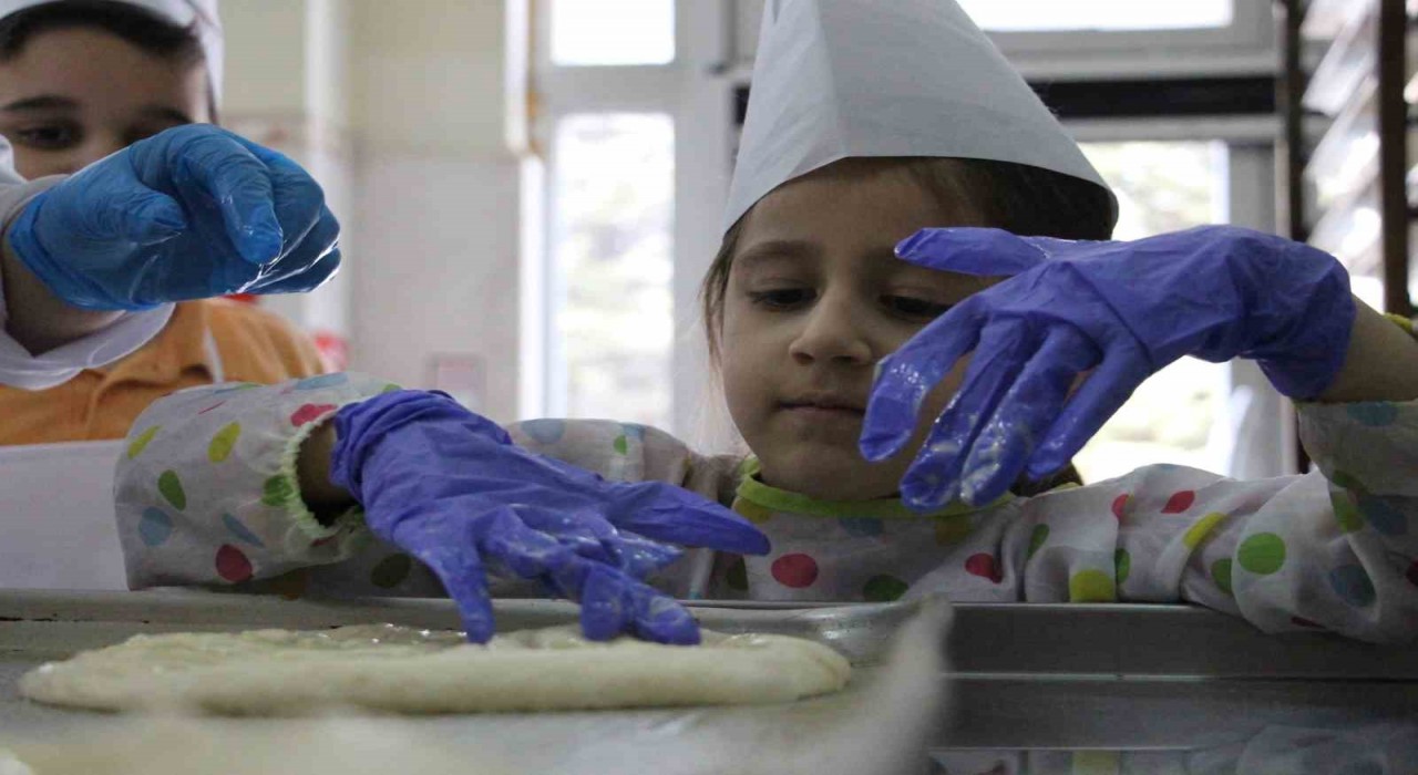 Öğretmen ve minik kalpler, kimsesiz vatandaşlar için kolları sıvadı