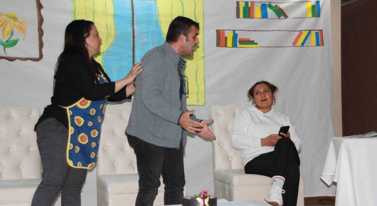Öğretmenler tiyatro gösterisinde yer aldı