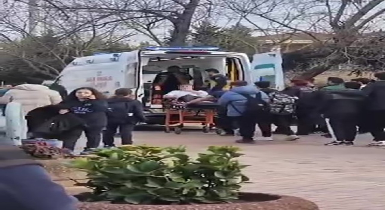 Okulunun önünde öğrenciyi bıçakladılar