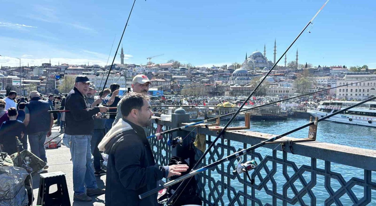 Olta balıkçıları bayramda Galata Köprüsüne akın etti