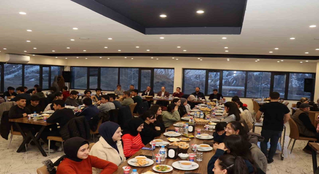 Oltu Kaymakamından öğrencilere iftar