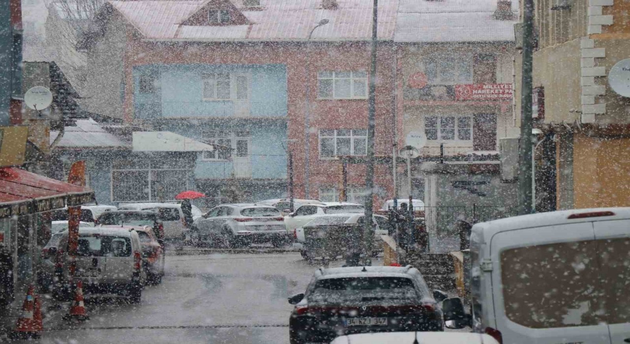 Oltu’da Kar Yağışı Başladı, İlçe Beyaza Büründü