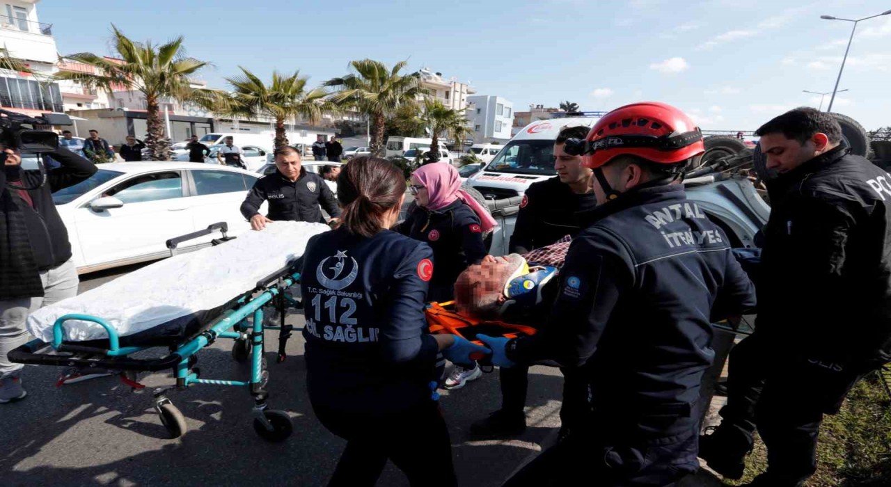 Önce palmiyelere çarptı, ardından takla atan araçta sıkıştı