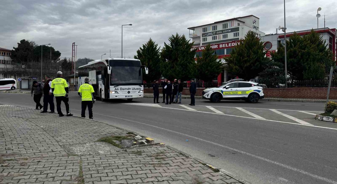 Orduda arızalanan otobüs yol ortasında kaldı, yolcular başka bir otobüse taşındı