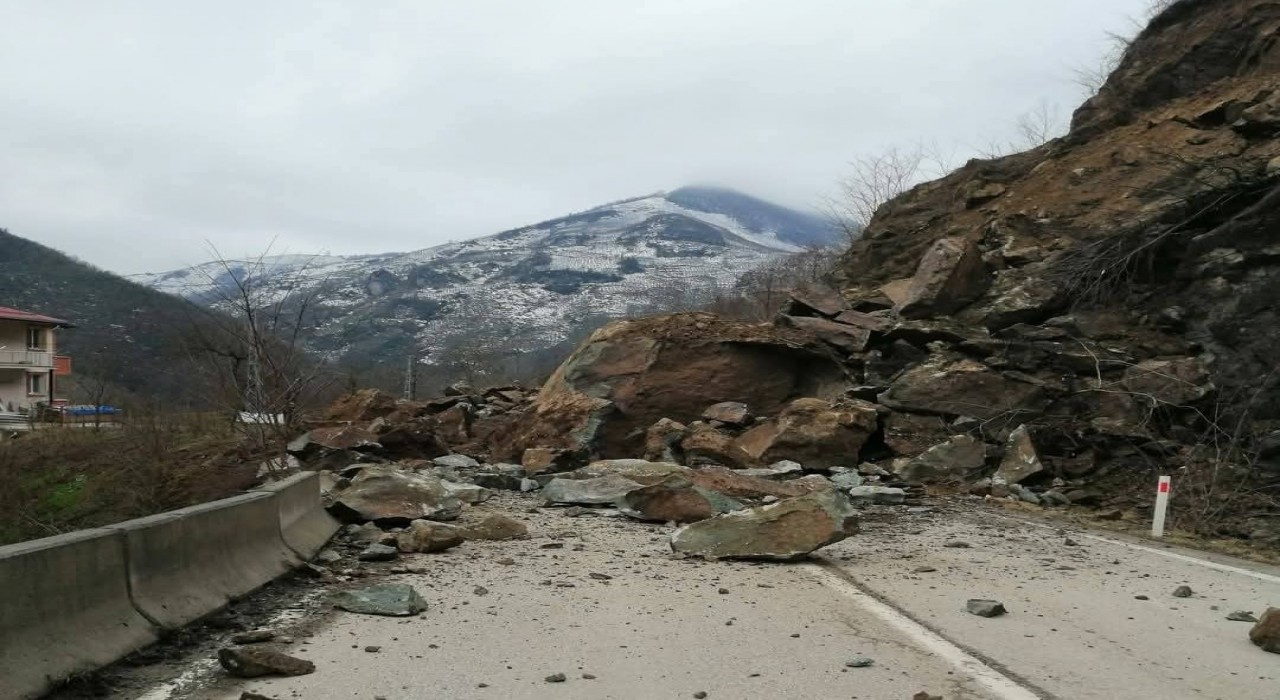 Orduda heyelan: Karayolu ulaşıma kapandı