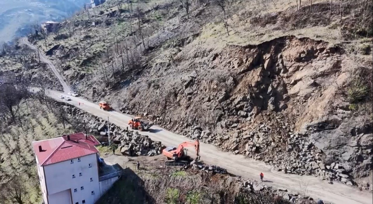 Orduda heyelan nedeniyle kapanan yol, kontrollü olarak ulaşıma açıldı