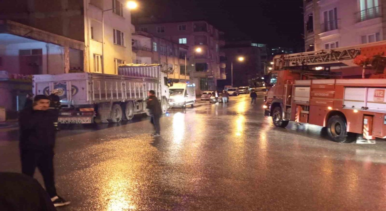 Orduda metruk binada yakılan ateş itfaiyeyi alarma geçirdi